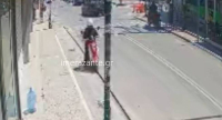 Ζάκυνθος: Έπεσε με το δίκυκλο της σε ακάλυπτη τρύπα οπτικής ίνας - Τραυματίστηκε σοβαρά (video)