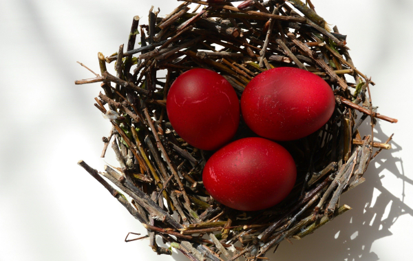 Πάσχα: Ο συμβολισμός πίσω από τα κόκκινα αυγά και το διαχρονικό έθιμο