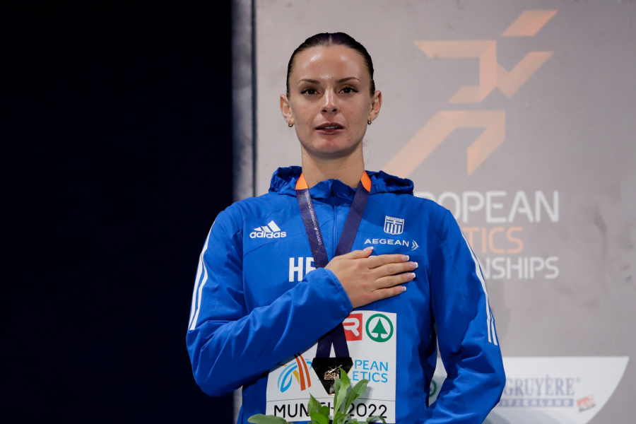 Ελίνα Τζένγκο: Ποιο είναι το νέο «χρυσό» κορίτσι του ακοντισμού που έκανε την Ευρώπη να μιλά για εκείνη (βίντεο)