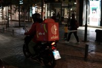 «Λάθος η επικοινωνία» λέει η e-food για τη μετατροπή των ντελιβεράδων σε μπλοκάκια, οι αντιδράσεις