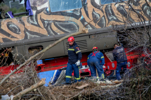 Τέμπη: Στο Χημείο του Κράτους κράνος πυροσβέστη 2,5 χρόνια μετά το δυστύχημα