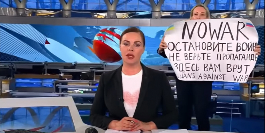 «Αγνοείται» η Ρωσίδα που διέκοψε δελτίο ειδήσεων με μήνυμά κατά του πολέμου στην Ουκρανία