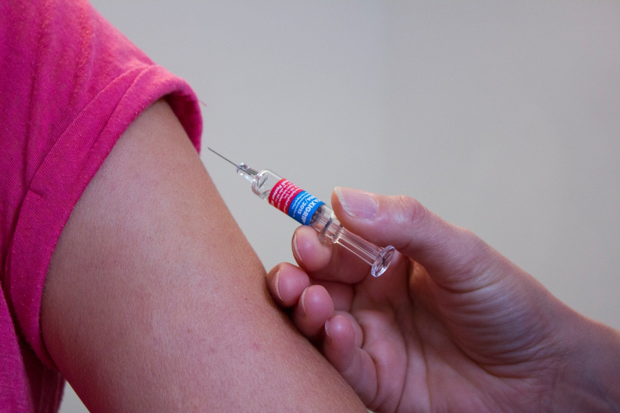 Βουλή: Κατατέθηκε η τροπολογία με τις διατάξεις για τη διευκόλυνση των κατ΄ οίκον εμβολιασμών