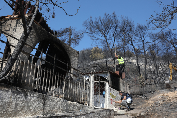 Αυτοψίες στη Σαλαμίνα: 5 κόκκινα και 10 κίτρινα κτίρια μετά τη φονική φωτιά (Εικόνες)