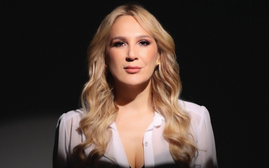 Η Βίκυ Καρατζόγλου με λαϊκά τραγούδια στον Σταυρό του Νότου - Οι καλεσμένες της