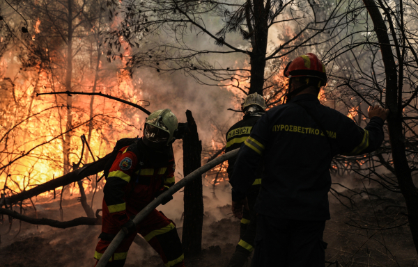 Φωτιά: Βελτιωμένη εικόνα στην Αχαΐα, συνεχίζεται η μάχη στη Χίο
