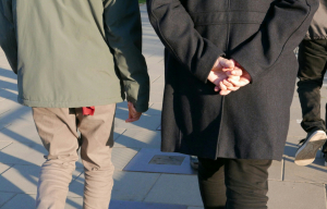Η ψυχολογία λέει ότι οι άνθρωποι που περπατούν με τα χέρια τους πίσω από την πλάτη τους δεν παίρνουν απαραίτητα μια πόζα ή προσπαθούν να φαίνονται σοβαροί