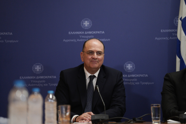 Χωρίς απαντήσεις ο Μακάριος Λαζαρίδης - Έδειξε πτυχίο ΙΕΚ για «Bachelor στις Τέχνες»