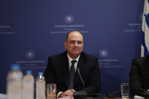 Χωρίς απαντήσεις ο Μακάριος Λαζαρίδης - Έδειξε πτυχίο ΙΕΚ για «Bachelor στις Τέχνες»