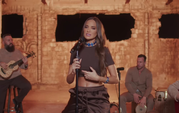 Ρία Ελληνίδου: Κυκλοφορεί ένα μοναδικό medley με αγαπημένα τραγούδια (Βίντεο)