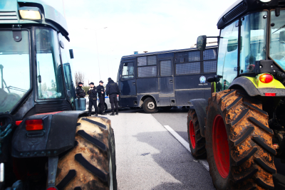 Φλώρινα- Κοζάνη: Σκληραίνουν την στάση τους οι αγρότες με μπλόκο και στο τελωνείο Νίκης