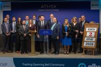 Η Allwyn σηματοδοτεί τη διαπραγμάτευση των μετοχών της στο Χρηματιστήριο Αθηνών με την τελετή έναρξης της συνεδρίασης