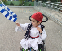 O Παναγιώτης Ραφαήλ ντυμένος τσολιαδάκι μας εύχεται για την 25η Μαρτίου