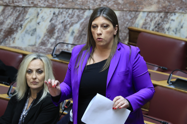 Χαμός στη Βουλή με τη Ζωή Κωνσταντοπούλου: «Αυτός που θέλει να πλασάρεται ως μεγάλος ηγέτης θα πάρει το ελικόπτερο και θα φύγει, όπως η κόρη του»