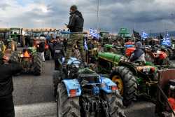 «Αμετακίνητοι» στα μπλόκα οι αγρότες της Δυτ. Μακεδονίας 