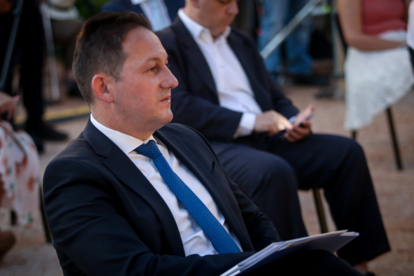 Επιστολή Πέτσα στους δημάρχους για τους εμβολιασμούς: «...θα έρθουμε εμείς σ' εσάς»