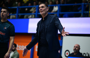 Μπαρτζώκας για φραστικό επεισόδιο με οπαδό: Με έβρισε χυδαία μεγάλος κύριος με παιδάκια δίπλα, προκαλεί αηδία