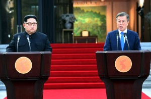 Εγραψαν ιστορία! Κιμ και Μουν συμφώνησαν το τέλος του πολέμου στην Κορέα μετά από 65 χρόνια