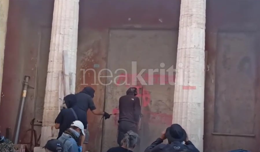 Κρήτη: Προσπαθούν να κόψουν τη χτισμένη πόρτα και να εισβάλουν στον «Ευαγγελισμό»