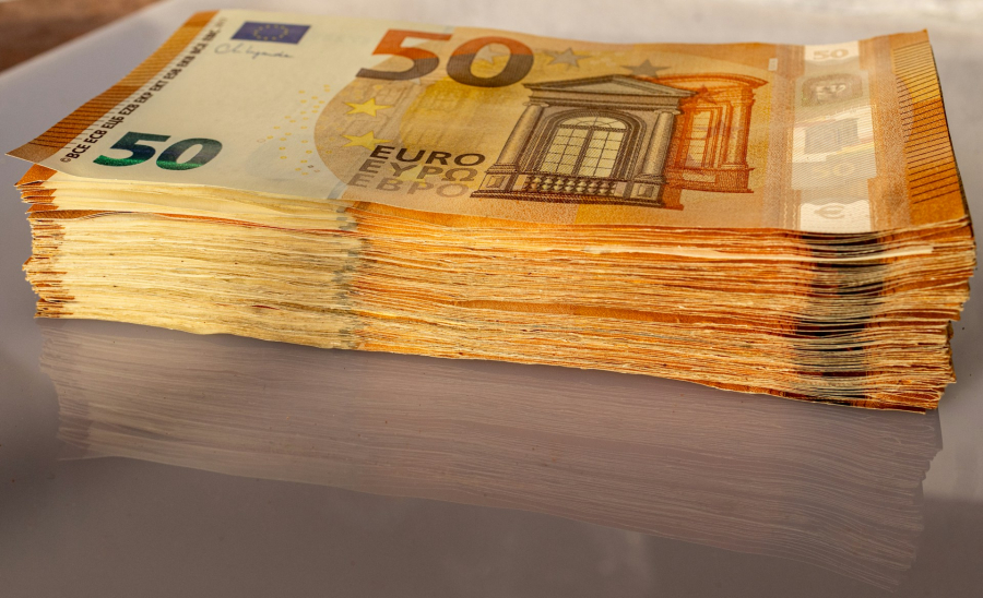 Μετρητά και τραπεζικές καταθέσεις: Τι δέχεται η εφορία και πότε φορολογεί τα ποσά ως εισόδημα