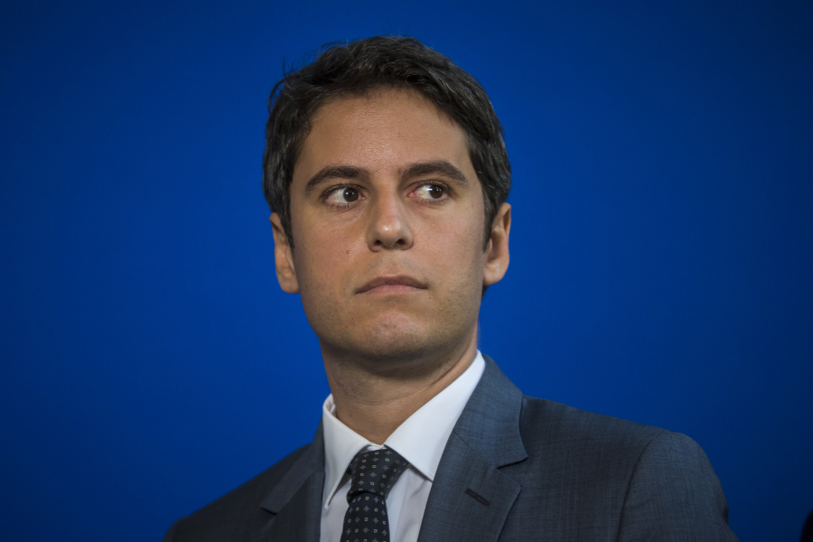 Ποιος είναι ο 34χρονος πρωθυπουργός της Γαλλίας, Γκαμπριέλ Αττάλ