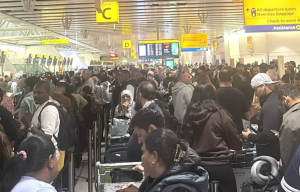 Εικόνες χάους στα ευρωπαϊκά αεροδρόμια μετά την κυβερνοεπίθεση: Ακυρώσεις και καθυστερήσεις πτήσεων