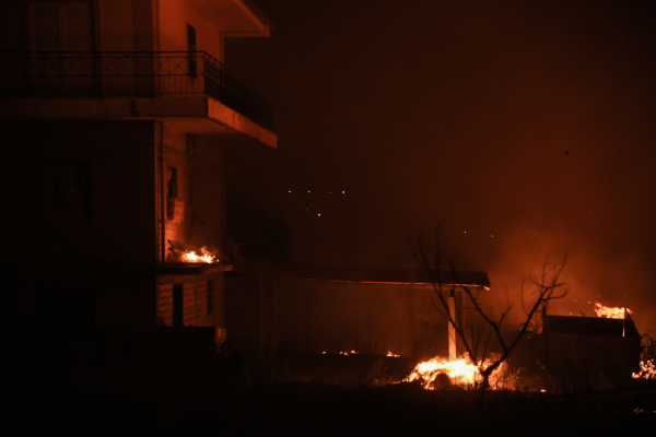 Φωτιά στη Φιλιππιάδα: Δήμος Ζηρού σε πύρινη πολιορκία – Κάηκαν σπίτια και επιχειρήσεις