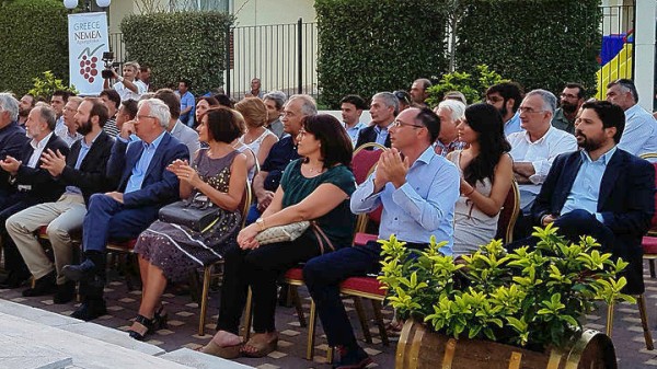 Αποστόλου: Καταργείται έως το τέλος του έτους ο εδικός φόρος κατανάλωσης στο κρασί