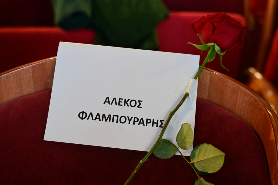 «Ιθάκη»: Ένα λευκό τριαντάφυλλο και μια κενή καρέκλα για τον Αλέκο Φλαμπουράρη