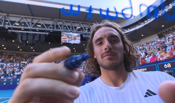 Ο Στέφανος Τσιτσιπάς έγραψε στην κάμερα τη λέξη... μυστήριο «Umbwtw», πώς οι χρήστες του Twitter έλυσαν τον γρίφο