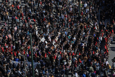 Απεργία: Μεγάλες διαδηλώσεις στο κέντρο της Αθήνας - Πάνω από 60.000 διαδηλωτές στην Αθήνα -Live εικόνα από το Σύνταγμα