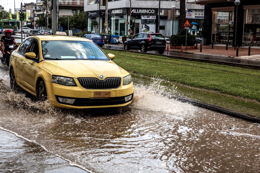 Νέα πρόγνωση για την κακοκαιρία: Τι ώρα αύριο επικίνδυνη καταιγίδα στην Αθήνα - Πού βρέχει τώρα