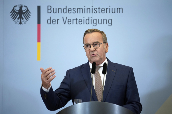 Ο Γερμανός υπ. Άμυνας «αδειάζει» τη φον ντερ Λάιεν για την Ουκρανία: Εντελώς λάθος οι δηλώσεις της