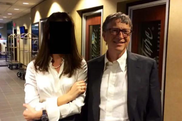 Υπόθεση Επστάιν: Στη δημοσιότητα νέες φωτογραφίες - Μπιλ Γκέιτς, Νόαμ Τσόμσκι και μηνύματα από τη «Λολίτα»