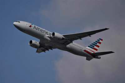 American Airlines: Προσπάθησε να ανοίξει την πόρτα του αεροπλάνου - Τον ακινητοποίησαν οι επιβάτες