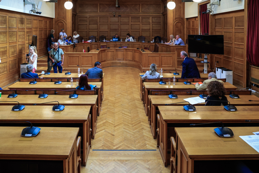 Αποχώρησαν οι βουλευτές του ΠΑΣΟΚ από τη συνεδρίαση της Προανακριτικής για Καραμανλή