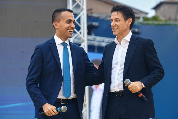 O Ντι Μάιο αποχαιρετά τον Ιταλό πρωθυπουργό και τη Λέγκα του Βορρά
