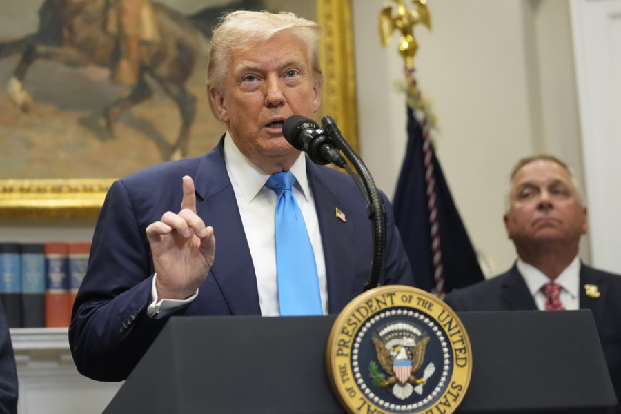 «Πρόσεχε, αποτυχημένε»: Ο Τραμπ απειλεί τον Μεντβέντεφ