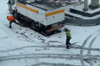 Άμστερνταμ: Εργαζόμενοι στο αεροδρόμιο παίζουν χιονοπόλεμο (Βίντεο)