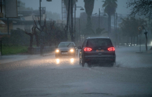 Από τι ώρα και πού θα βρέχει σήμερα: Πόσο κρατά η κακοκαιρία εξπρές, οι «κόκκινες» περιοχές