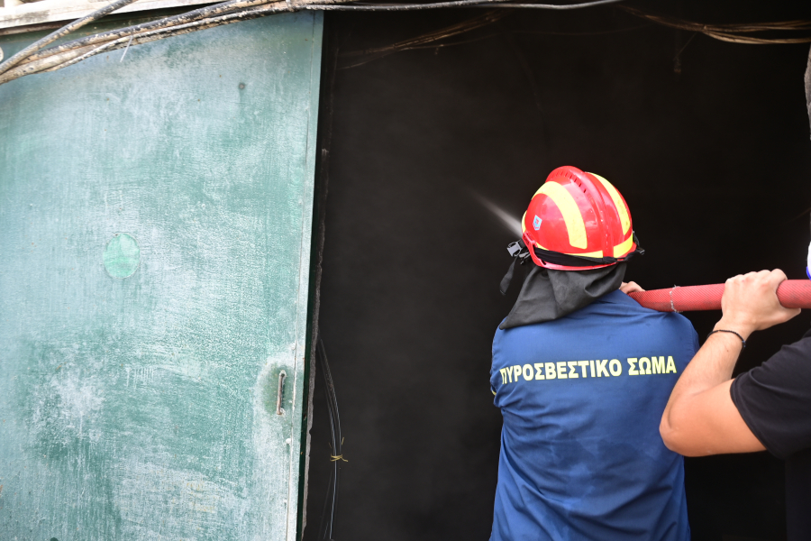 Φωτιά τώρα στην Αγία Μαρίνα στο Κορωπί, πληροφορίες για 2 τραυματίες