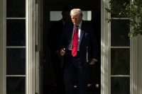 «Αυτή την φορά κυβερνώ τις ΗΠΑ και ολόκληρο τον κόσμο»: Παντοδύναμος δηλώνει στο Atlantic ο Ντόναλντ Τραμπ