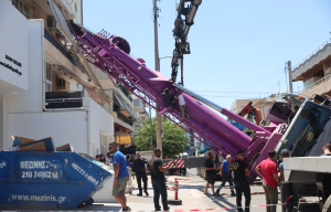Περιστέρι: Drone δείχνει από ψηλά το ατύχημα με τον γερανό που έπεσε σε σπίτι