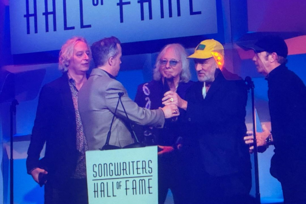 Οι R.E.M. ξανά μαζί στη σκηνή μετά από 15 χρόνια