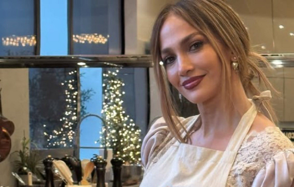 Η Τζένιφερ Λόπεζ έβαλε ποδιά, έψησε γαλοπούλα και στόλισε χριστουγεννιάτικο δέντρο