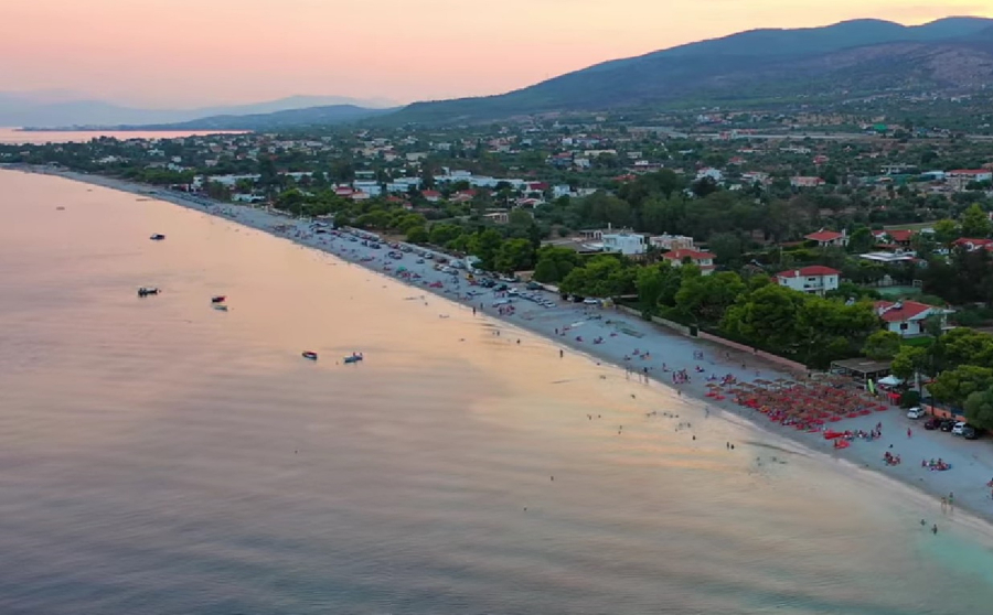 Η καθαρή παραλία της Αττικής που είναι ό,τι πρέπει για τον Αύγουστο