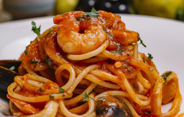 Γαριδομακαρονάδα: Η πιο εύκολη συνταγή για την Καθαρά Δευτέρα – Έτοιμη στο πι και φι