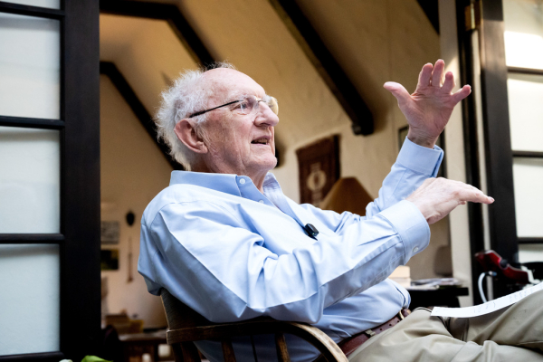 Τζον Κλαρκ: Αφού κέρδισε το Νόμπελ Φυσικής τα «έχωσε» στον Τραμπ - «Παραλύει την επιστήμη στη χώρα»