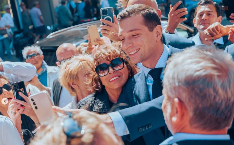 Ζορντάν Μπαρντελά: Το ακροδεξιό «αγόρι της αφίσας» που ετοιμάζεται να γίνει πρωθυπουργός στη Γαλλία