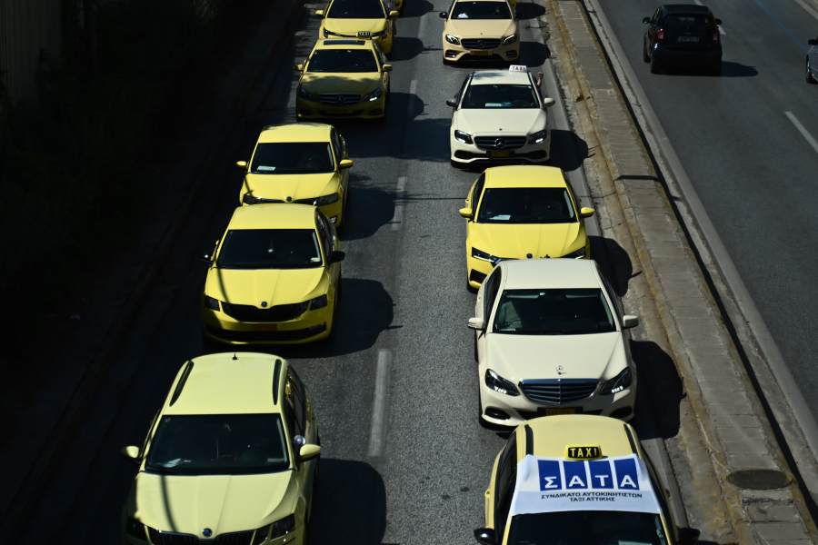Χωρίς ταξί έως τις 18:00 η Αθήνα